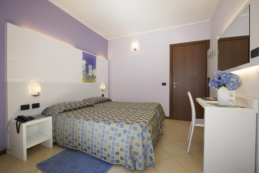 Hotel Dependance Pesce D'Oro Verbania Zimmer foto
