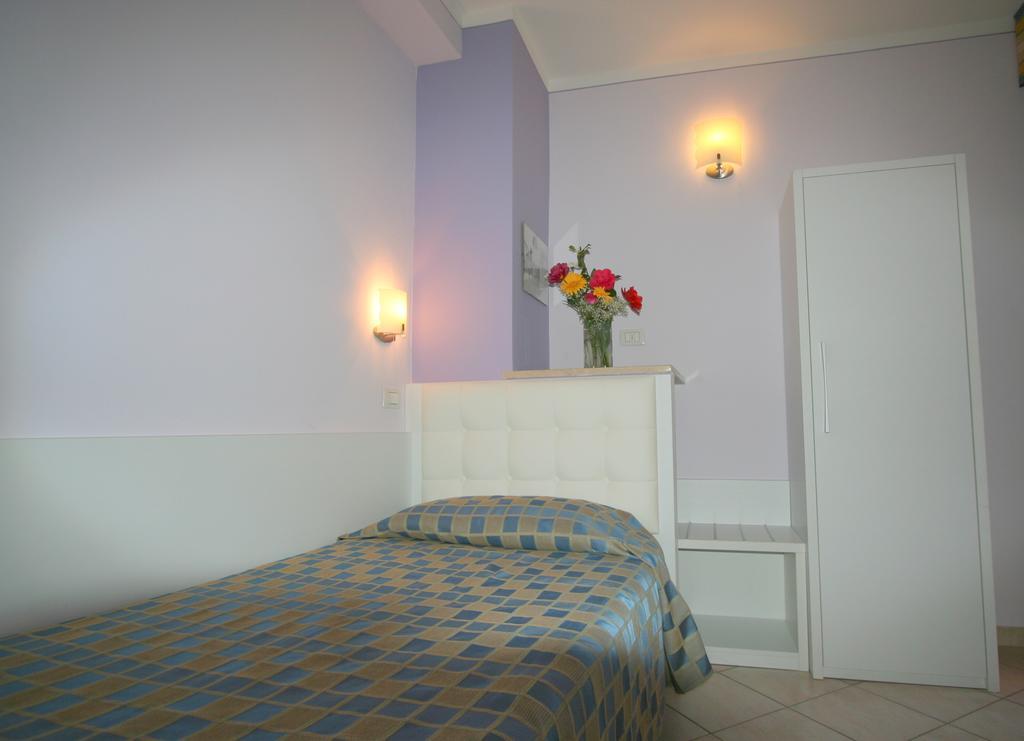 Hotel Dependance Pesce D'Oro Verbania Zimmer foto